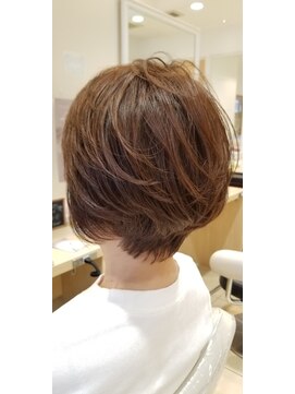 アッシュ 中目黒店(Ash) 大人可愛いい耳掛けショートボブ