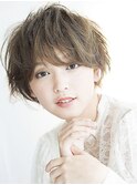 さり気ないローライトが映えるニュアンスマッシュショート