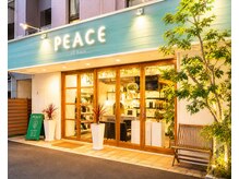 ピースオブヘアー(PEACE of hair)の雰囲気（ナチュラルなウッド調とやわらかな灯りが調和した外観です♪）