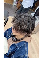 ヒビヲ(HIBIO)&nbsp;シャドウパーマツーブロックメンズセンターパートメンズヘア