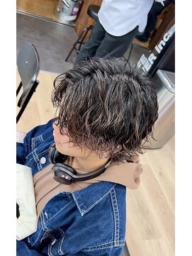 ヒビヲ(HIBIO) シャドウパーマツーブロックメンズセンターパートメンズヘア