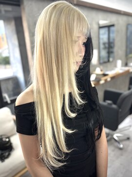 ヴィズバイエリーツ(vizz by elyts) ブロンド/ブラック/ツートン/レイヤーカット/エクステ/北谷