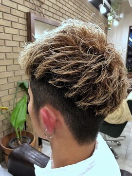 ハローズ(HELLOWS) アップバング☆刈り上げ　グラデーション　ブリーチ☆