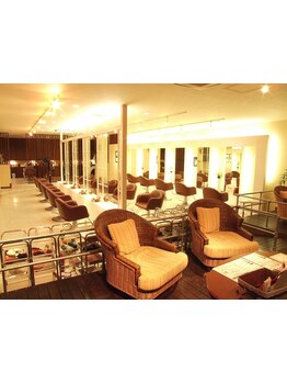 通いやすい価格とアットホームで居心地の良さが◎あなたの髪のお悩みを解決するスタイル提案が魅力！