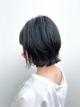 骨格や髪質を見極めた“骨格矯正カット”で、扱いやすさと美シルエットを。毎日のセットがもっと簡単に◎