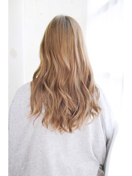 トランクイル サフリック(TRAN9UIL safric) 20代・30代・40代 ハイトーンベージュかきあげミックスカール