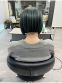 アンブレラカラー　黒髪　ボブ　オン眉　グリーン