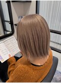 切りっぱなしボブ×くすみベージュ