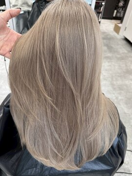 エイチ(H) xブリーチ/ホワイトグレージュ/レイヤーカット/チェリーブラウン