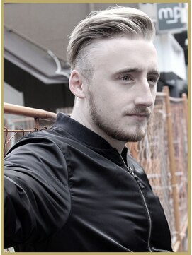 ジジバイワースホワイル(jiji by WORTH WHILE) スリークショートサイドグラデーション七三オールバック黒髪絶壁