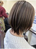 白髪ぼかし×透明感×立体感のあるヘアカラーくびれショートボブ