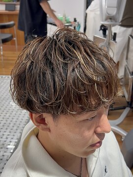 ザデイトウキョウ 表参道 青山(THE DAY TOKYO) MEN'S HAIR/ニュアンスパーマ/金メッシュ/大人メンズ/表参道駅