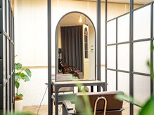 【全席半個室のプライベート空間♪】席と席の間にパーテーションを設置♪横の席を気にせずリラックス！