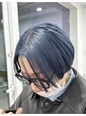 ネイビーブルーカラーショートボブセンターパート