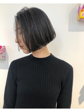 スピンヘアワークス(Spin Hair Works) ハイライト_ブルー_くすみカラー_切りっぱなしボブ_内巻きボブ