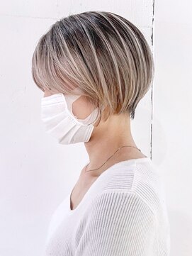 シオン(shion) ショートくびれヘア顔周りレイヤーホワイトブロンド_ba434941
