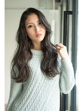 ブルー(BLUE.) 女性らしさを演出するラフウェーブ