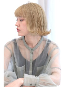 ハイトーンミルクティーベージュ×外ハネショートボブ