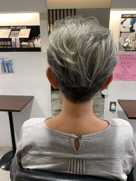 サロンドポプリ 志都美(salon de poupuri) グレイカラー　刈り上げ　ショート
