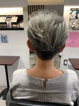 サロンドポプリ 志都美(salon de poupuri) グレイカラー 刈り上げ ショート