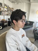 シラス(SiLasu) 癖毛を活かしたメンズアップバングショート
