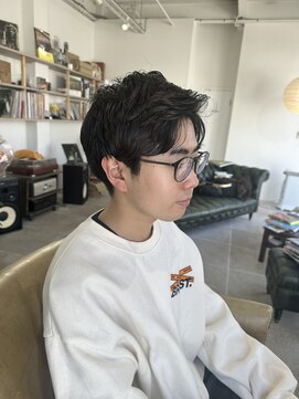 シラス(SiLasu) 癖毛を活かしたメンズアップバングショート