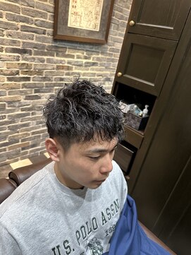 ミリオンバックス 御徒町店(Million Backs) 束感ショート/スパイラルパーマ/波巻き<理容室>[メンズ/御徒町]