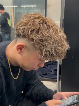 イーラ(era) スペインカール　ツイストスパイラル眉カットメンズパーマ