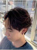 大人の抜け感を演出する、今トレンドのフェザーパーマ