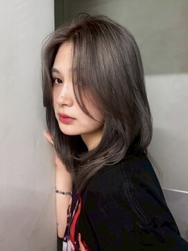 顔周りレイヤー暗めカラーロング韓国ヘア_F1083