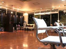 ヘアーメイク メイ(Hair Make May)の雰囲気（広々とした店内で綺麗に変身♪夜の店内は一層雰囲気が良いです◎）