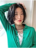 モード感のある切り込みの黒髪ボブウルフ