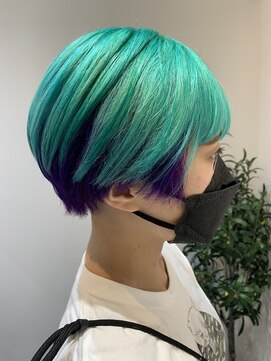 アトリア 横浜(Atria) アンブレラカラーエメラルドグリーン&バイオレット/刈り上げ