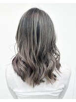 ステア ケース(stair case)&nbsp;グレー強め　バレイヤージュ　レイヤーなし　ぱっつん