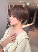 20代30代丸み低め前下がり束感ハイトーンショートボブ