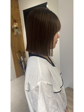 フィエルウメダ(Fier umeda) ストンとまとまる切りっぱなしボブ_顎下4センチで結べます///