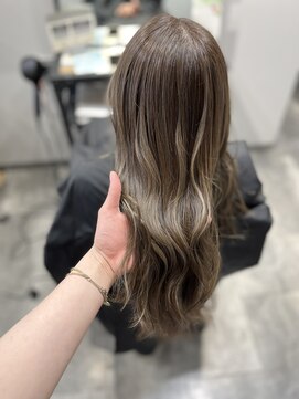 エスト 小倉(est) 赤みのないグレージュカラー/ハイライト×ロング/髪質改善