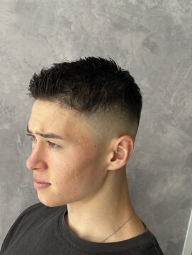 メグロバーバーショップロッポンギ 目黒六(MEGURO BARBER SHOP 6PPONGI) フェザーアップ/スキンフェード