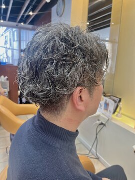 クオリス 上板橋店(QUALIS) 社会人◎刈り上げセンターパート白髪ルーズパーマで好印象