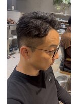 ニーイチイチ(211)&nbsp;メンズ短髪パーマ/リバースセンターパート