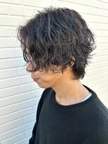 ヒュイル バイ ニアウ(Hwyl by Niau)&nbsp;メンズセンターパート波巻スパイラルパーマニュアンスパーマ眉毛