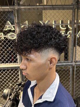 フジヤマ バーバー ショップ(FUJIYAMA BARBER SHOP) スペインカール／スキンフェード