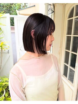 アデ オモテサンドウ(ade omotesando) 切りっぱなしボブと顔周りに動きを出したナチュラルレイヤーボブ