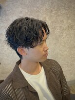 キタセンジュバーバー バイ ティーズ(KITASENJU BARBER by T's) 波打ちスパイラル センターパート 波巻きスパイラル