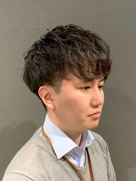 ビーダンディー(Bee dandy) ビジネスカジュアル 束感マッシュショート ゆるめメンズパーマ