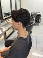 アイズ 海老名(AIZU)&nbsp;フェザーパーマ メンズパーマ センターパート フェザーショート