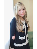 ピース(piece)&nbsp;プラチナホワイトブロンド　巻き髪スタイリング