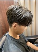 前下がりセンターパートマッシュ