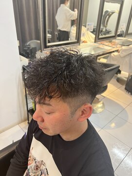 アイズ 海老名(AIZU) スペインカール 波巻きツイストスパイラル フェード 短髪