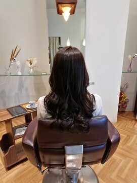 オラ ボーテ(Aura Beaute) アンバーブラウンゆる巻きロング